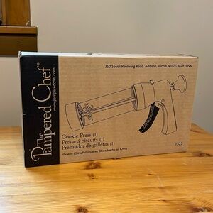 BRAND NEW!! The Pampered Chef Cookie Press Set